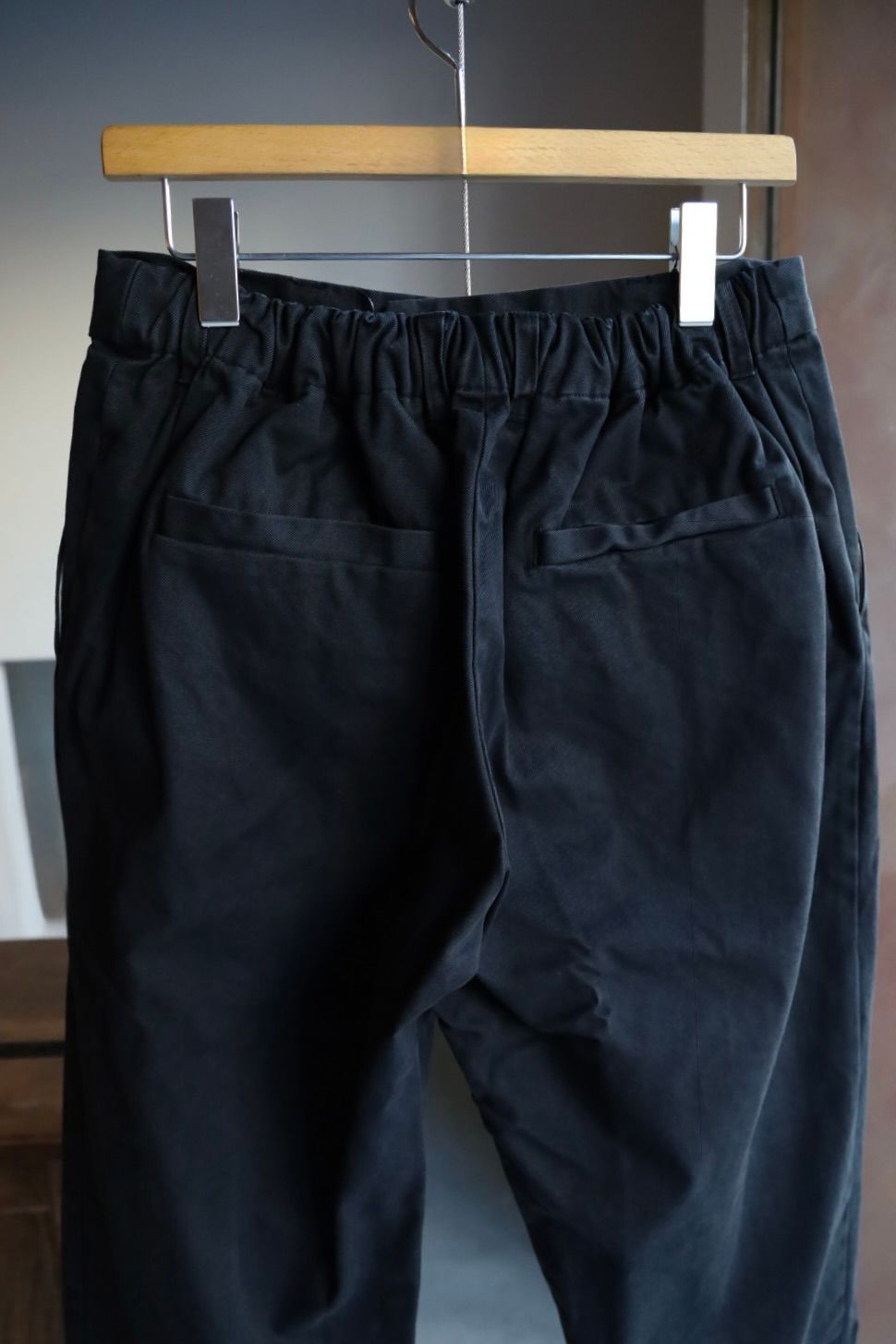 イズネス25AW TWILL TUCK TROUSERS(25AW_20_2020AWPT06-O)BLACK☆新作発売！