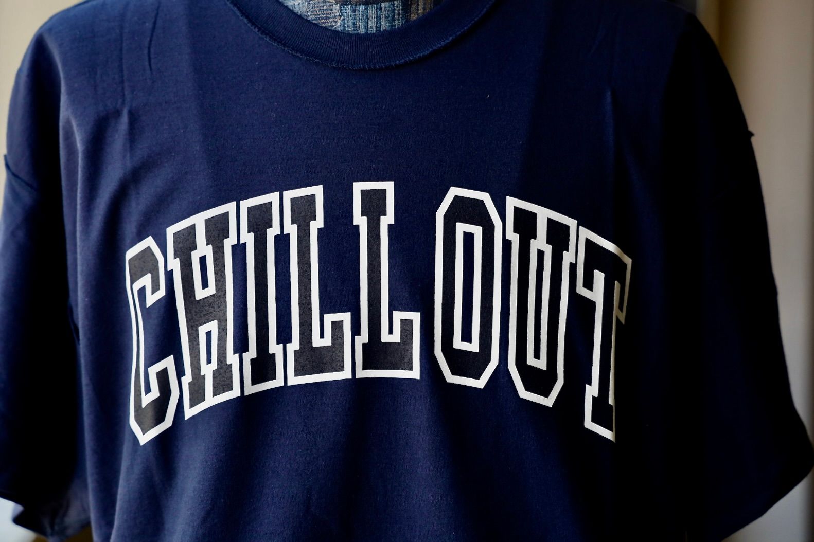 イズネスミュージック CHILL OUT T-SHIRT (IMP6_03_CHILLSST01) NAVY