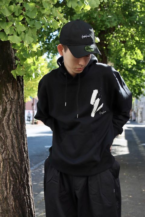 Yohji Yamamoto×NEWERA 裏毛オーバーサイズドプルオーバーフーディースタイル