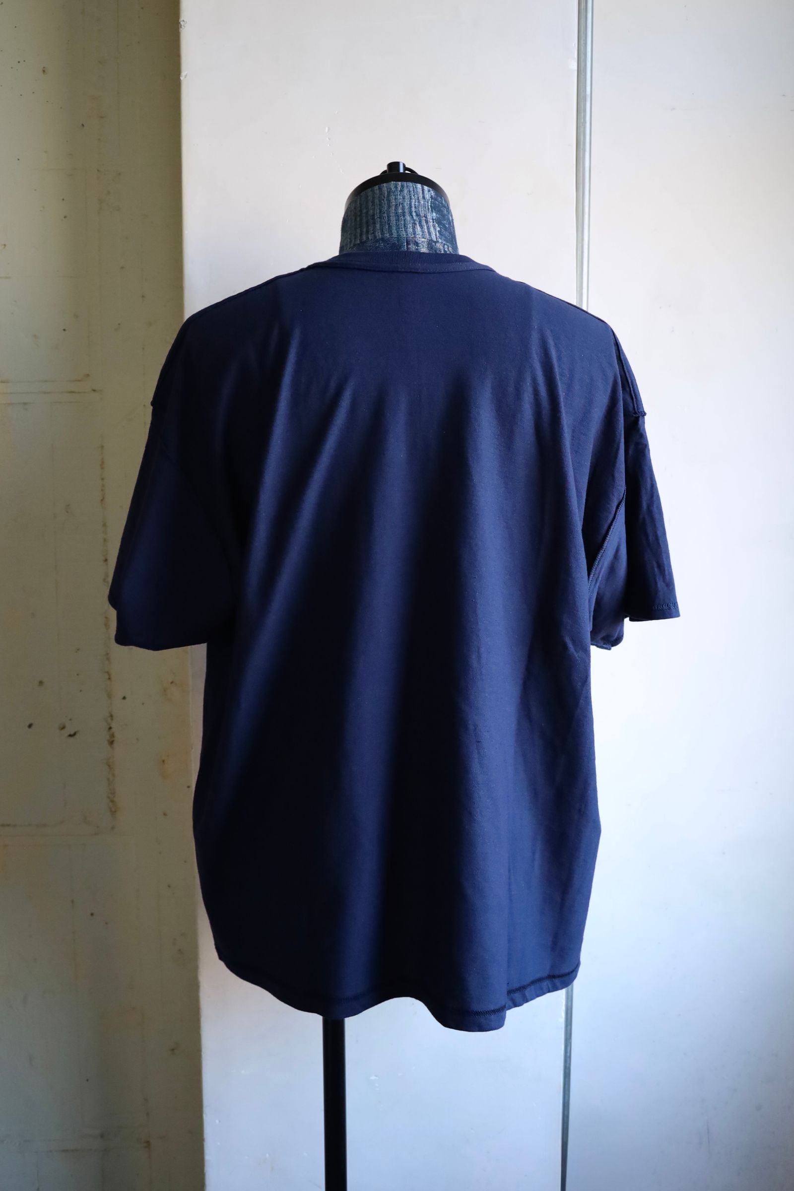イズネスミュージック CHILL OUT T-SHIRT(IMP5_29_CHILLOUT5ST01)NAVY