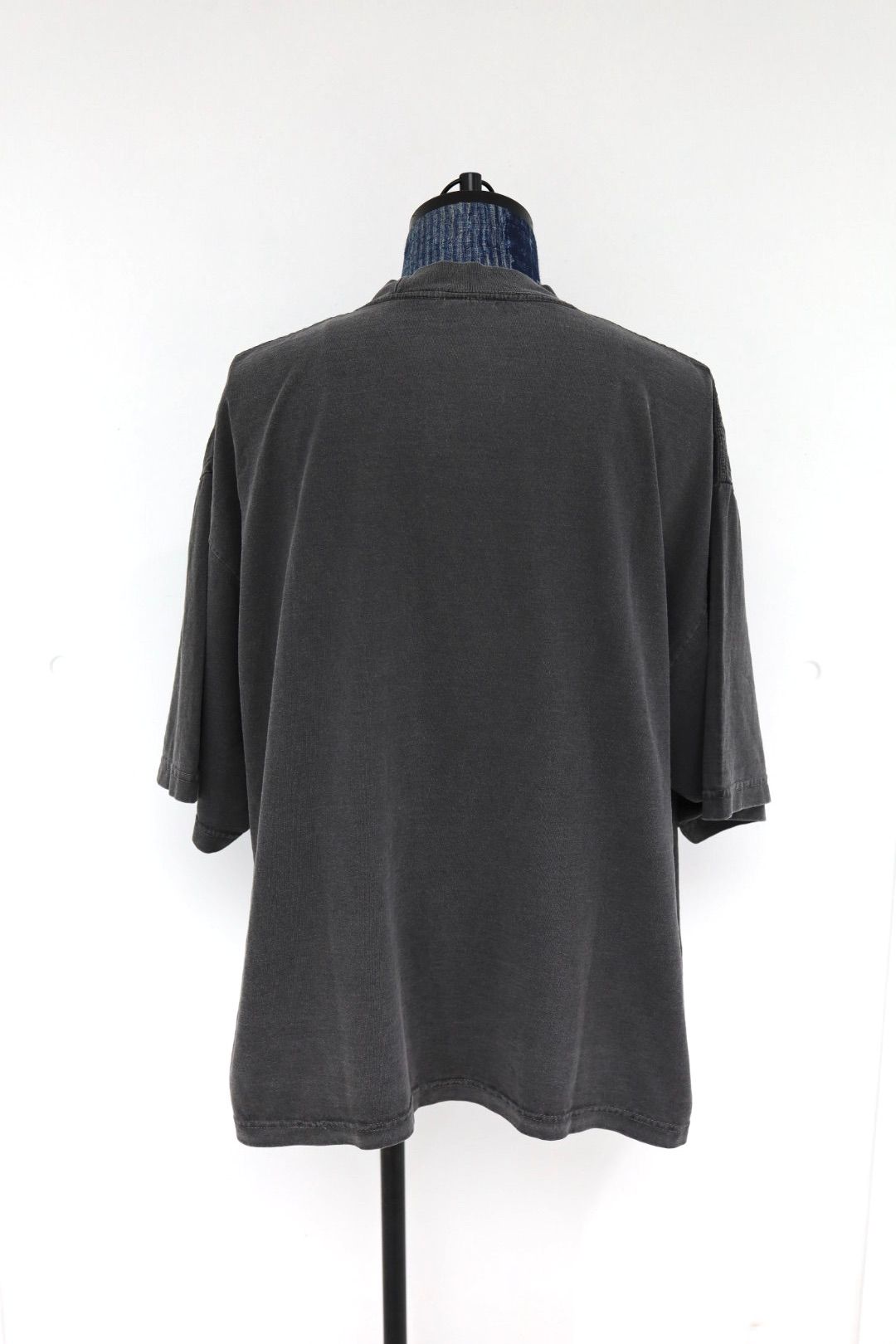 イズネスミュージック 26SS NEU WAVE FLOCKY PRINT T-SHIRT(IMP7_29_NEWWAVEST01)SUMI(CHARCOAL)☆新作発売！