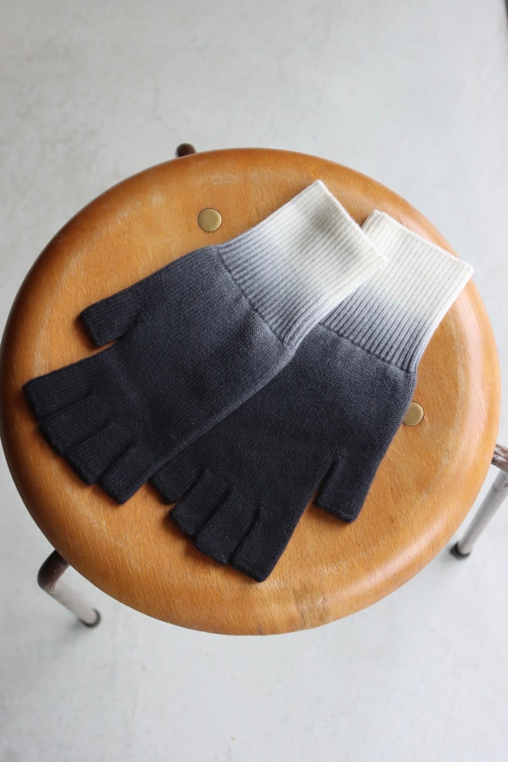 グラフペーパー 25AW Gradient Dyed Wool Knit Fingerless Gloves(GU253-90493)BLACK☆9月27日(土)発売！