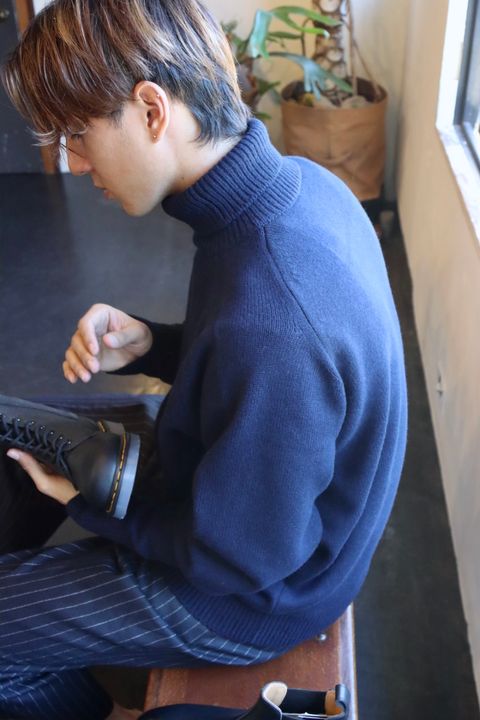 A.PRESSE 23AW Turtleneck Sweater"NAVY"スタイル