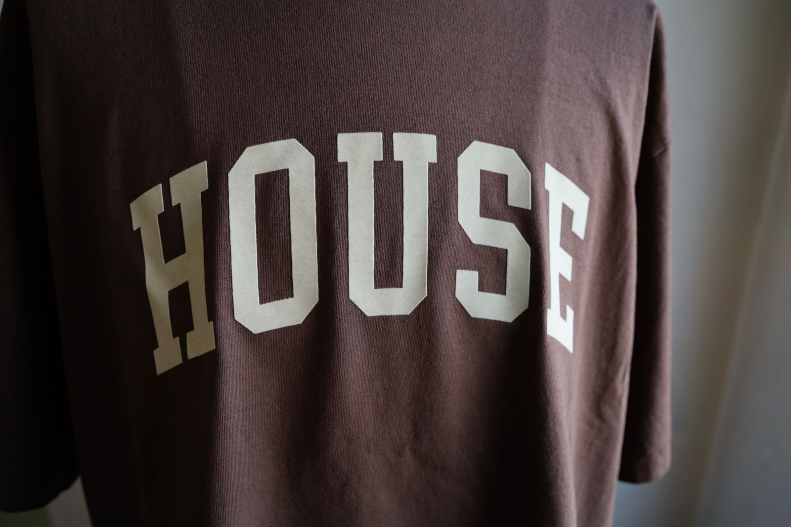 イズネスミュージック 25SS HOUSE FLOCKY PRINT T-SHIRT(IMP5_10_FLHOUSET01)BROWN