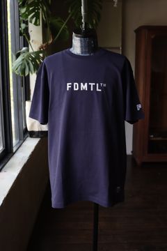 ファンダメンタル  刺繍ロゴTシャツ EMBROIDERY LOGO TEE (FA24TE15)NAVY