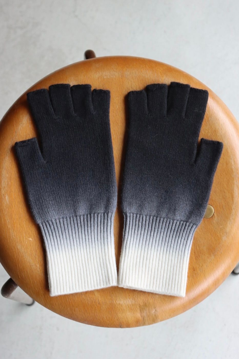 グラフペーパー 25AW Gradient Dyed Wool Knit Fingerless Gloves(GU253-90493)BLACK☆9月27日(土)発売！