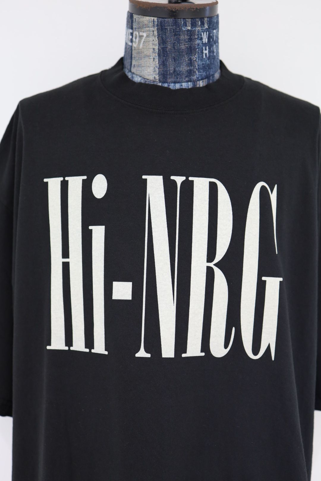 イズネスミュージック 26SS HI-NRG FLOCKY PRINT T-SHIRT(IMP7_28_HI-NRG5ST01)BLACK☆新作発売！