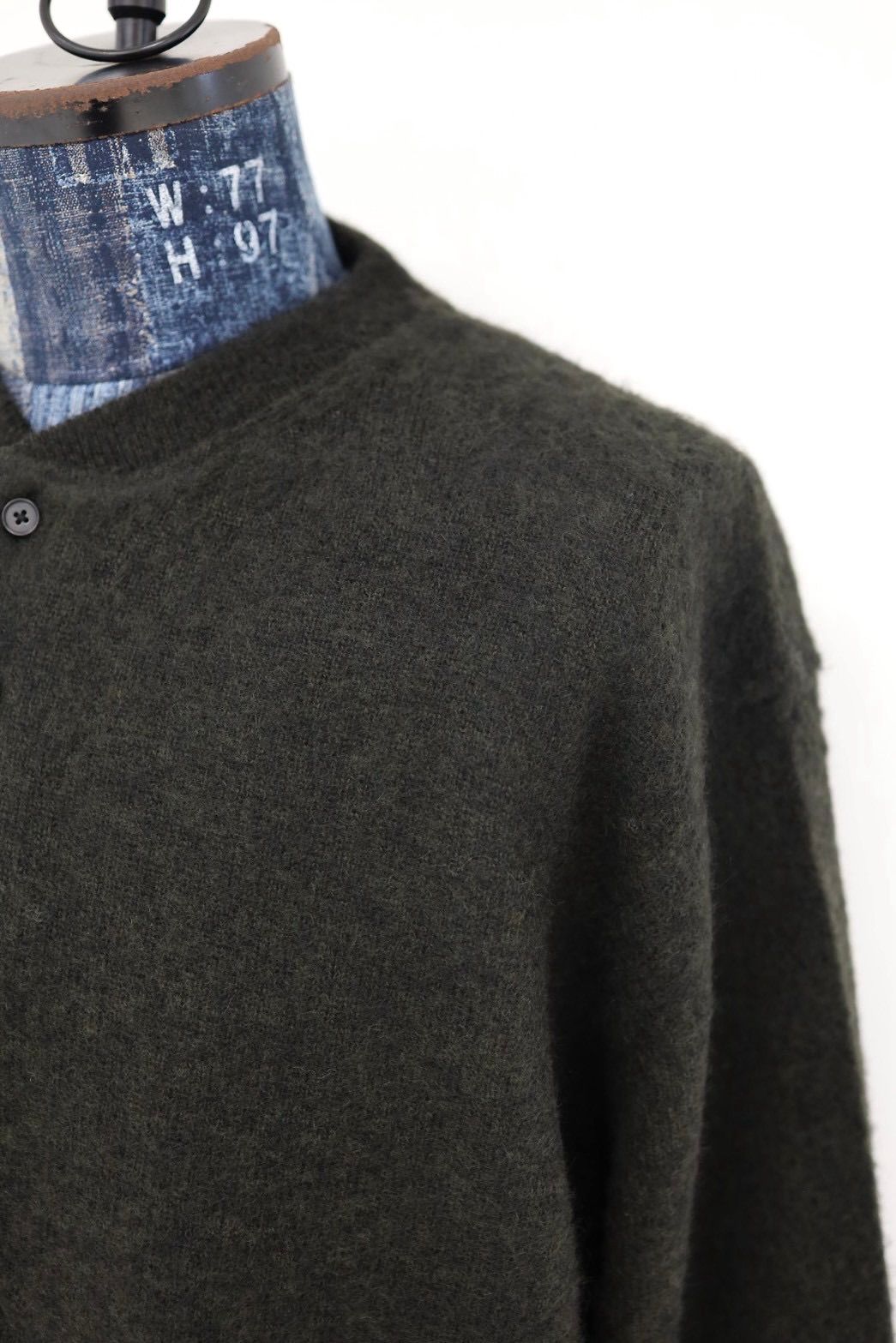 アプレッセ 2026 STYLE2 Brushed Cashmere Middle Gauge Henley Neck Sweater(26AAP-03-09)OLIVE☆10月3日(土)新作発売！