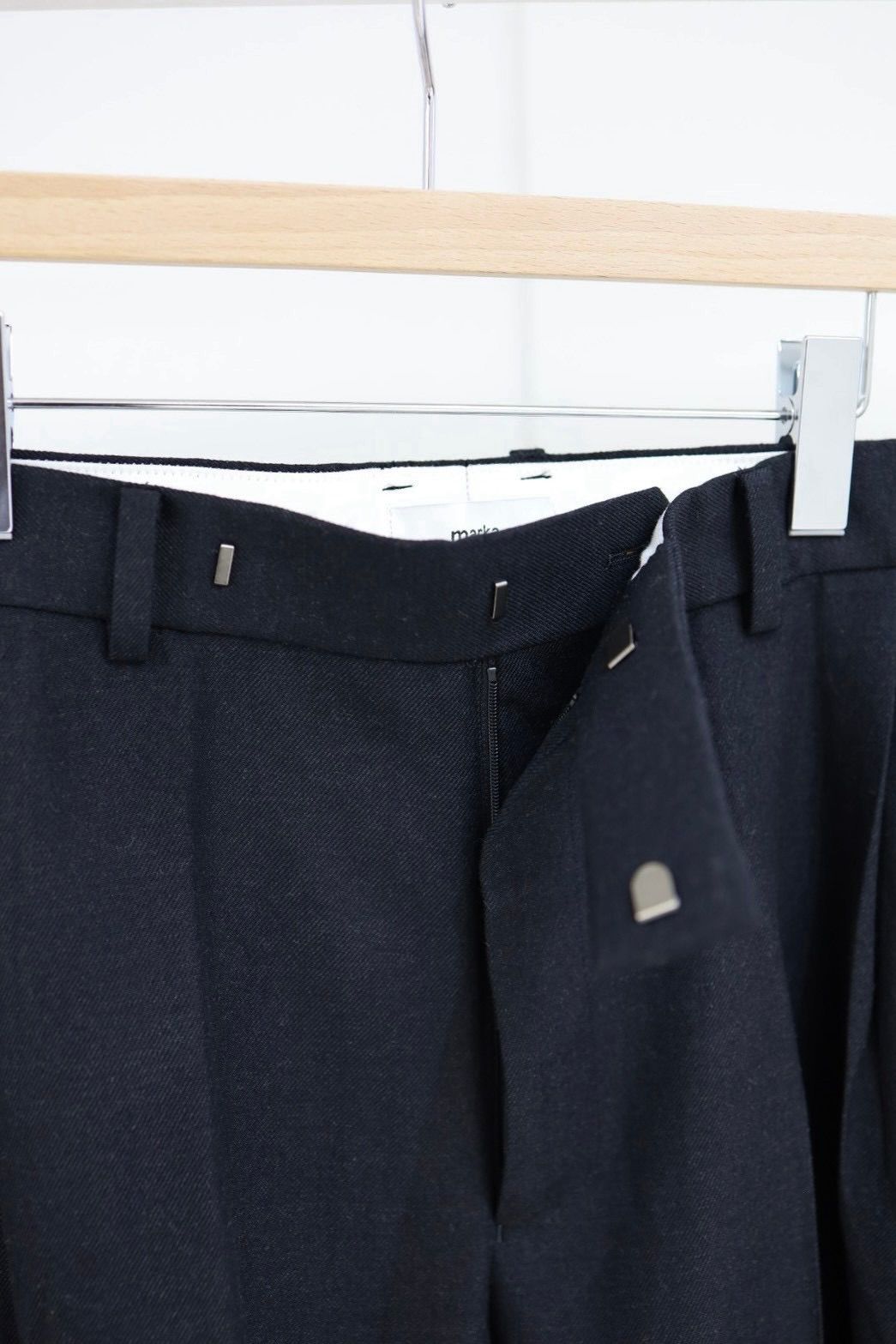 マーカ 26AW SINGLE PLEAT WIDE TROUSERS(M26C10PT02C) CHAMBRAY BLACK☆新作発売！