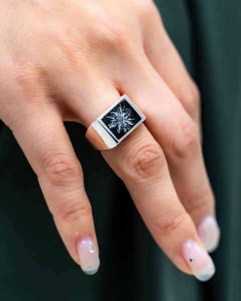XOLO JEWELRY リング / Signet Ring with Black & Gray Flower (XOR126)