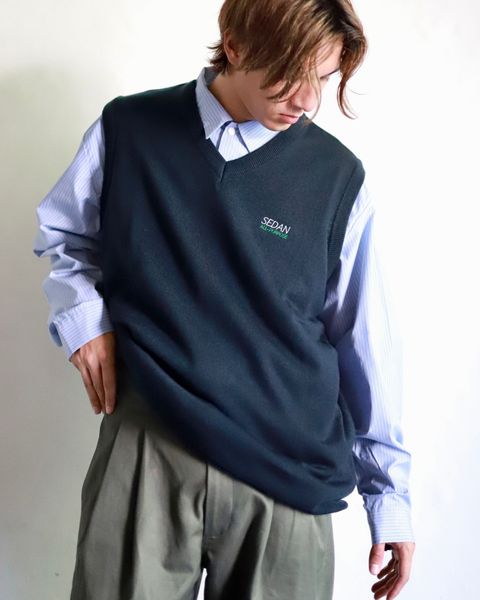 SEDAN ALL-PURPOSE 23FW TECH LOGO KNIT VESTスタイル