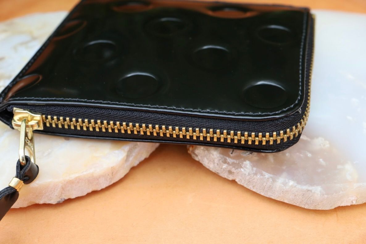 コムデギャルソン L字型ZIP財布(8Z-F031-051) DOT EMBOSSED LEATHER☆4月11日再入荷！