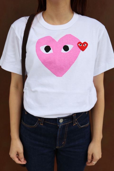 PLAYプレイコムデギャルソン RED EMBLEM Tシャツ style.2025.11.3