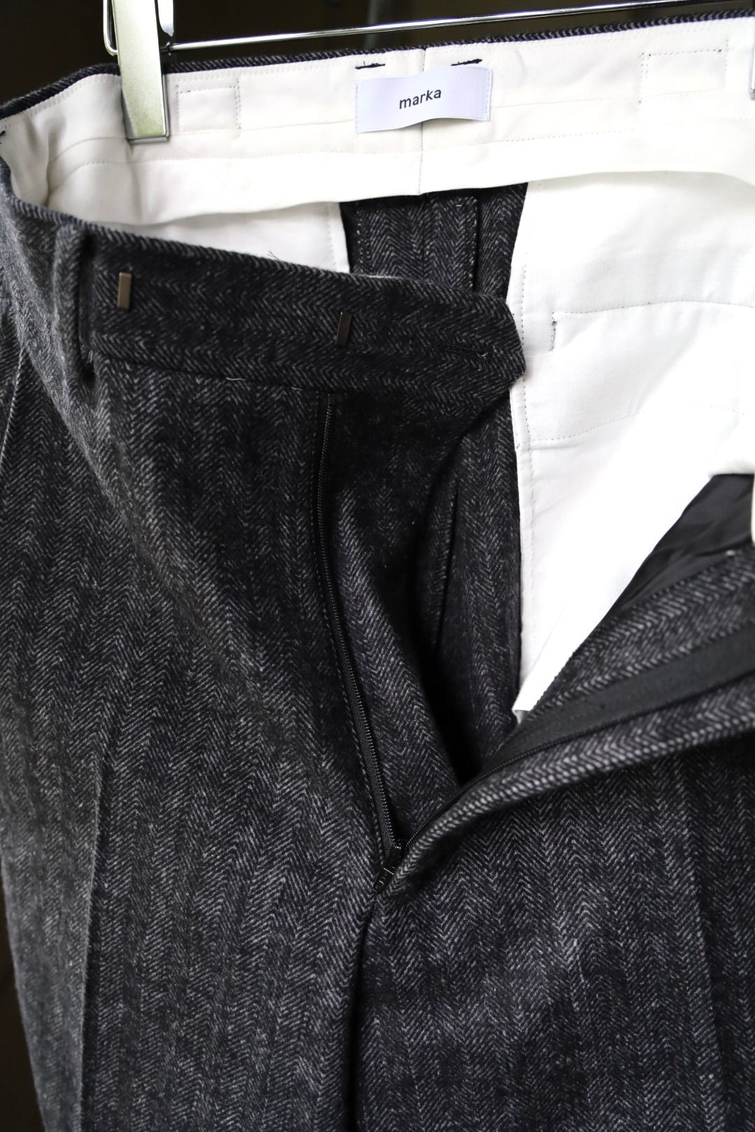 マーカ 26AW SINGLE PLEAT WIDE TROUSERS(M26C19PT01C)HERRINGBONE☆新作発売！