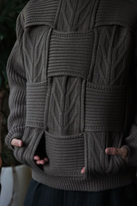 YOKE CROSSING CABLE CREW NECK KNIT"GREIGE"style