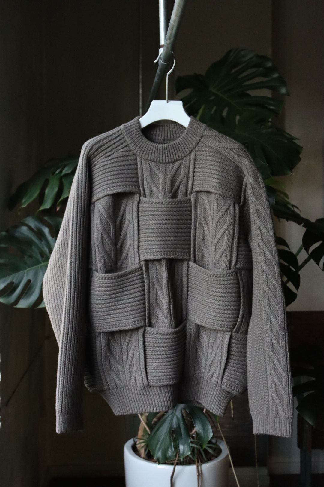 YOKE CROSSING CABLE CREW NECK KNIT