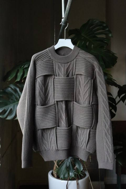 YOKE CROSSING CABLE CREW NECK KNIT"GREIGE"style