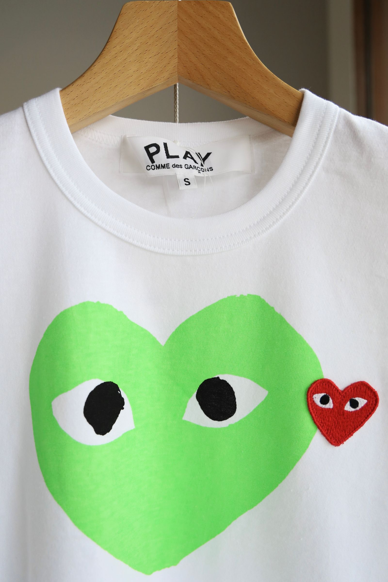 PLAYプレイコムデギャルソン RED EMBLEM Tシャツ(GREEN)