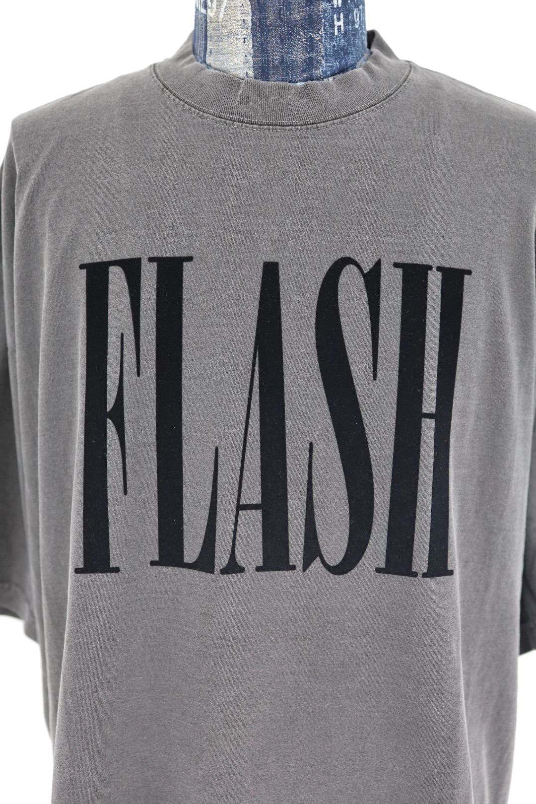 イズネスミュージック 26SS FLASH FLOCKY PRINT T-SHIRT(IMP7_27_FLASH5ST01)SUMI(CHARCOAL)☆新作発売！