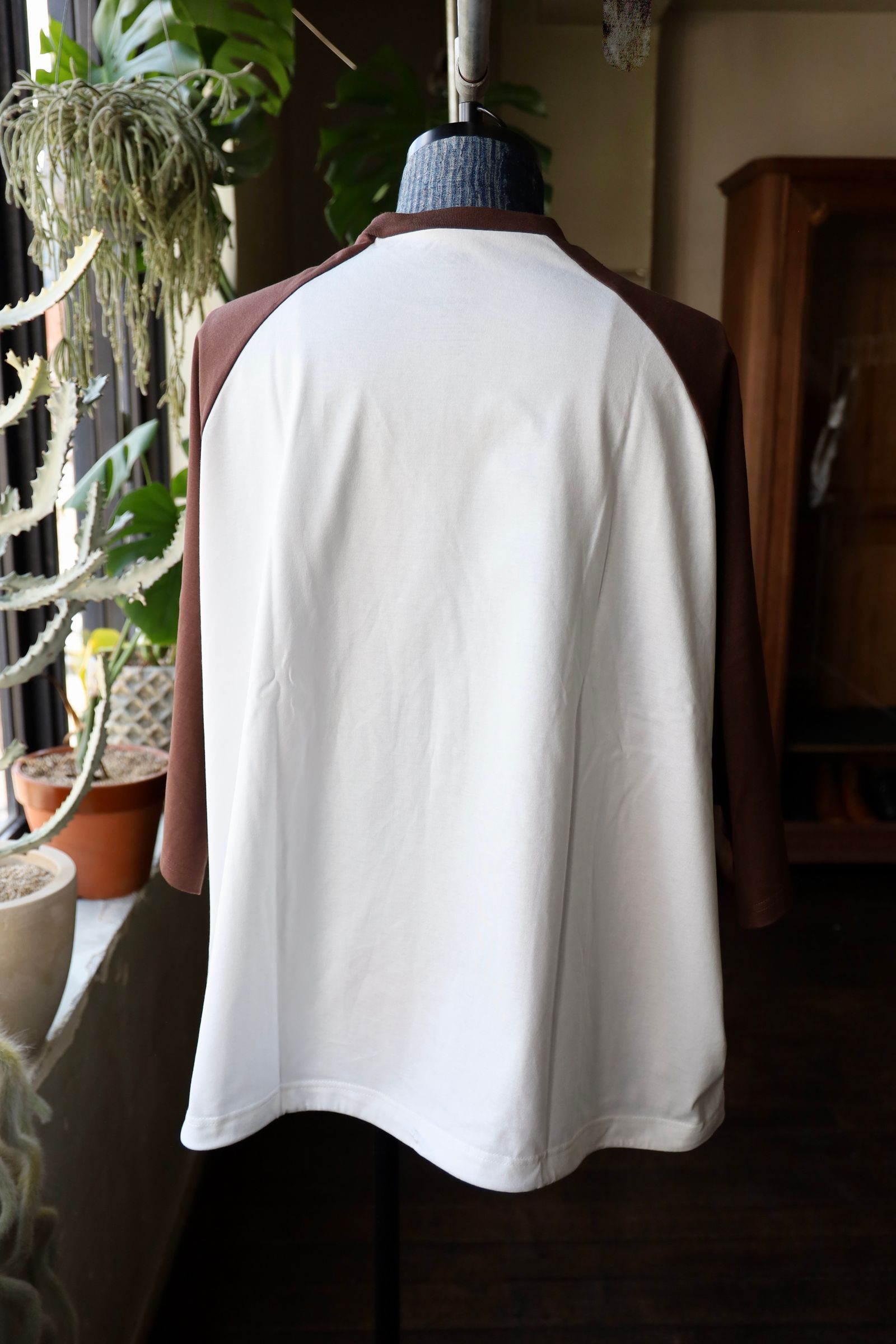 イズネス25SS BALLOON RAGLAN SLEEVE T-SHIRT(1007SSCST01)OFF WHITE×BROWN