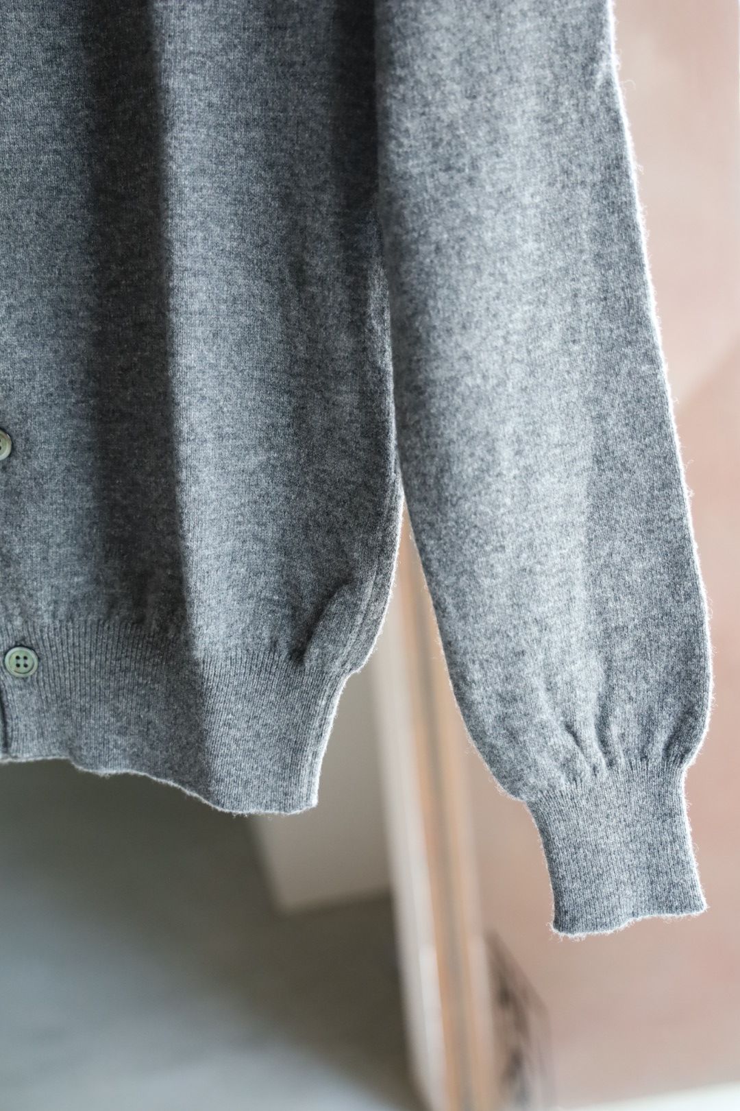 プレイコムデギャルソン ROUND NECK RHINESTONE CARDIGAN (GRAY/RED HEART)