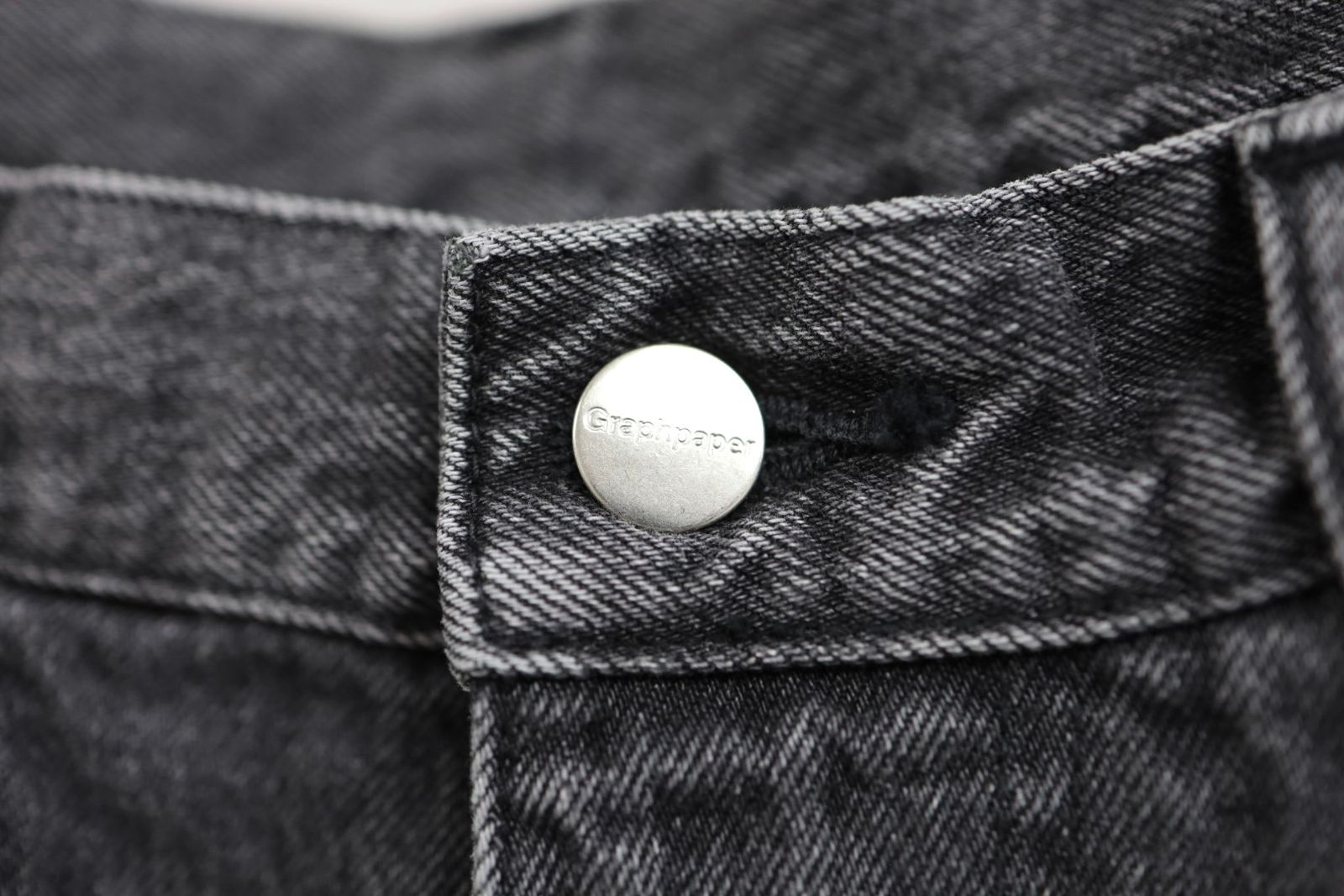 グラフペーパー Selvage Denim Two Tuck Pants(GU261-40061LB)BLACK_LIGHT FADE