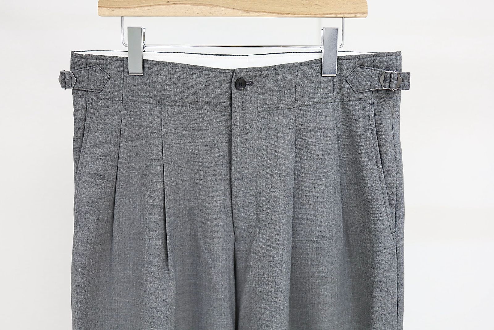 marka マーカ 26SS TWO TUCK MILITARY TROUSERS -RECYCLED POLYESTER NON-MULESED WOOL GABARDINE-(M26A06PT01C)GRAY☆新作発売！