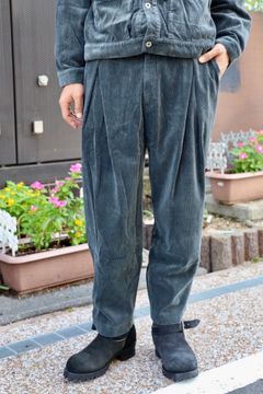 イズネス 25AW CORDUROY TUCK TROUSERS (25AW_31_2020AWPT06-W)CHARCOAL☆新作発売！