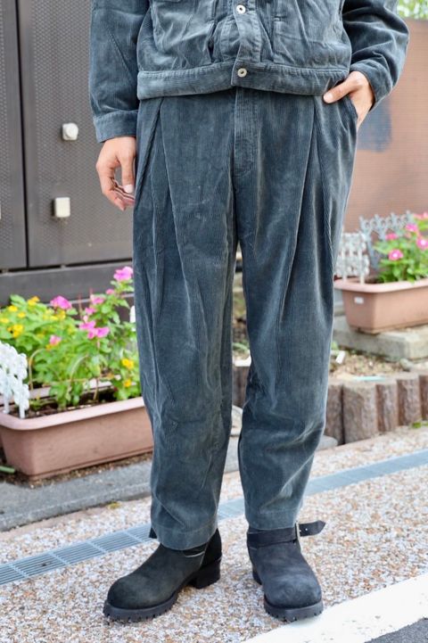 イズネス 25AW CORDUROY TUCK TROUSERS (25AW_31_2020AWPT06-W)CHARCOAL☆新作発売！