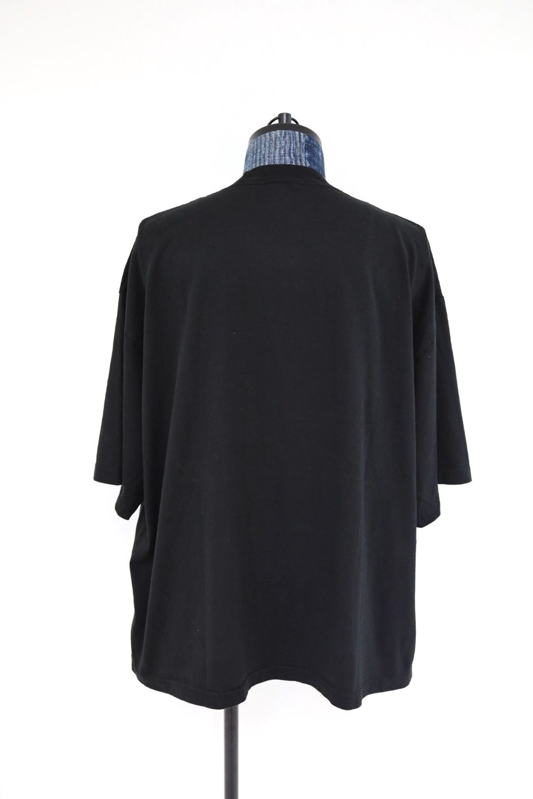 イズネスミュージック 26SS HI-NRG FLOCKY PRINT T-SHIRT(IMP7_28_HI-NRG5ST01)BLACK☆新作発売！