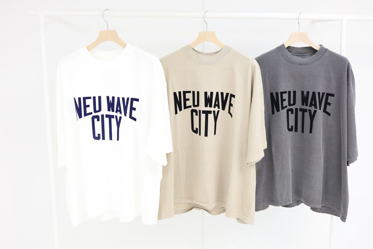 イズネスミュージック 26SS NEU WAVE FLOCKY PRINT T-SHIRT(IMP7_29_NEWWAVEST01)SUMI(CHARCOAL)☆新作発売！