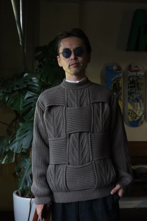 YOKE CROSSING CABLE CREW NECK KNIT"GREIGE"style