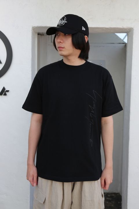 Yohji Yamamoto 半袖コットンTシャツ SS21 シグネチャーロゴ アートワーク(HD-T99-083) style.2021.4.13.