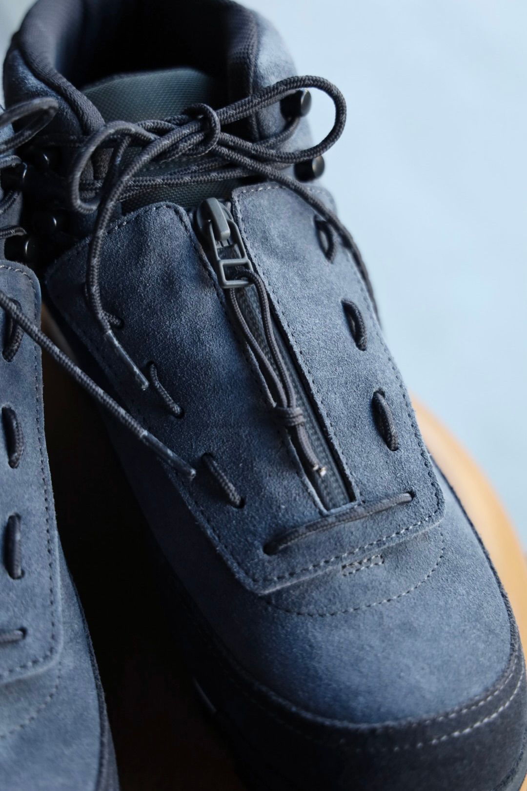イズネス 25AW FLOW-MID SHOES is-ness×SUICOKE(25AW_40_1007AWSHOES01)GRAY×CHARCOAL☆新作発売！