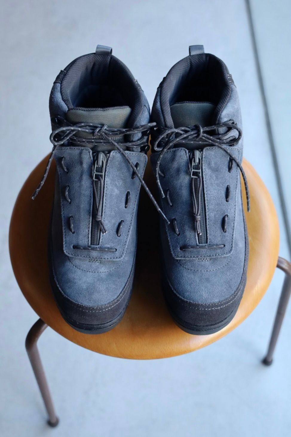 イズネス 25AW FLOW-MID SHOES is-ness×SUICOKE(25AW_40_1007AWSHOES01)GRAY×CHARCOAL☆新作発売！