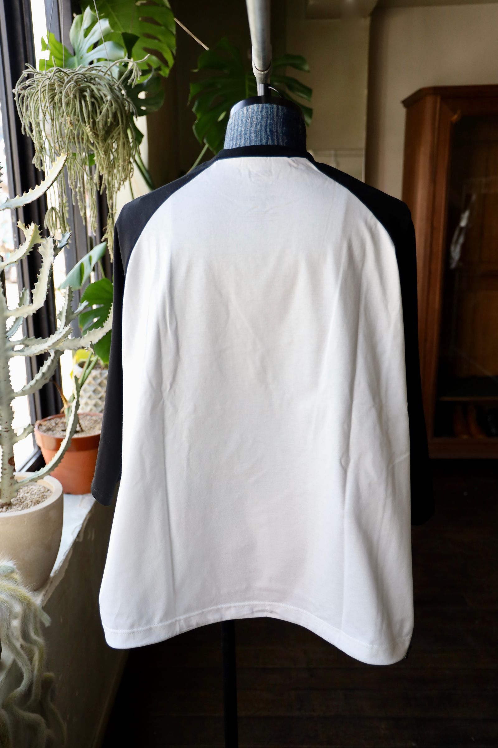 イズネス25SS BALLOON RAGLAN SLEEVE T-SHIRT(1007SSCST01)OFF WHITE×BLACK