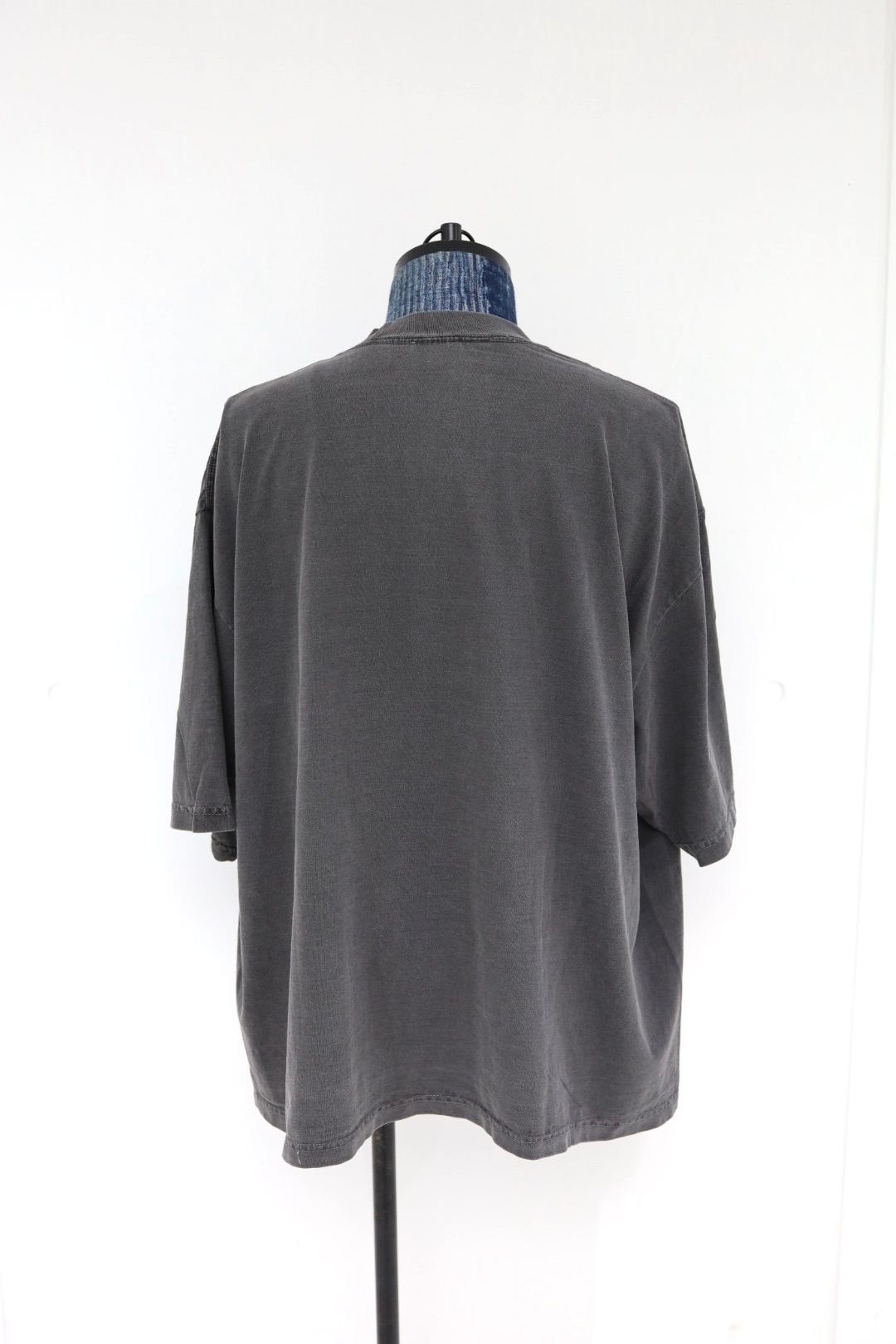 イズネスミュージック 26SS FLASH FLOCKY PRINT T-SHIRT(IMP7_27_FLASH5ST01)SUMI(CHARCOAL)☆新作発売！