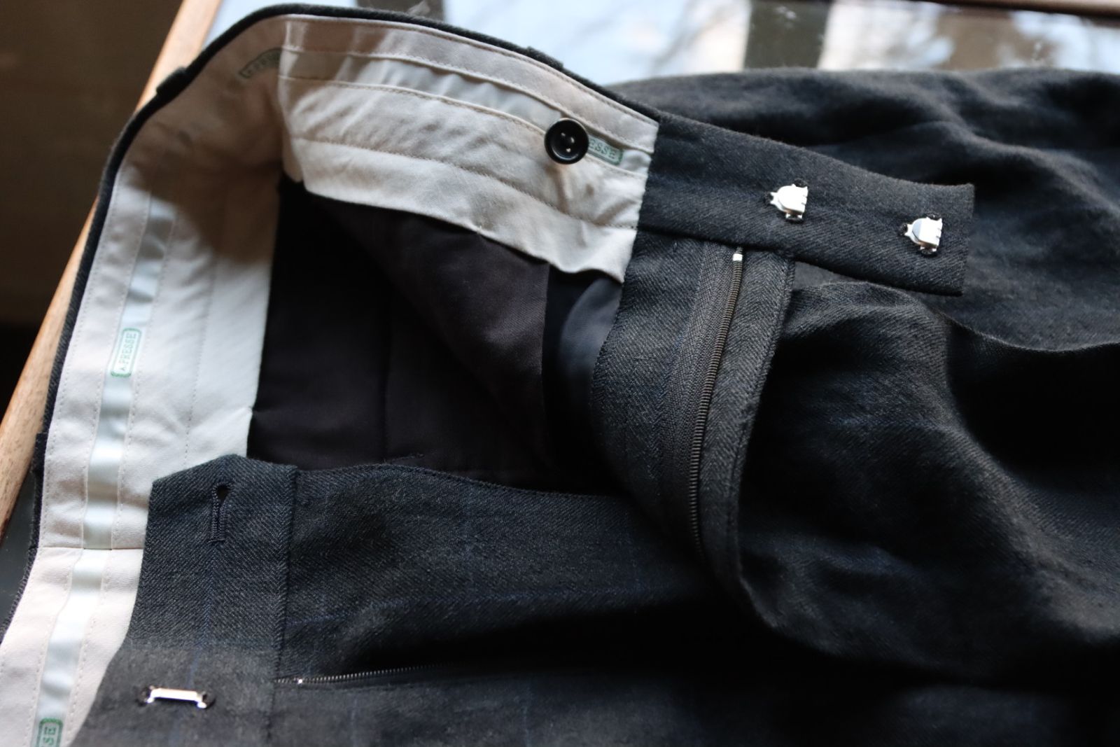 アプレッセ23SSパンツ Wide Tapered Trousers(23SAP-04-20M)CHARCOAL