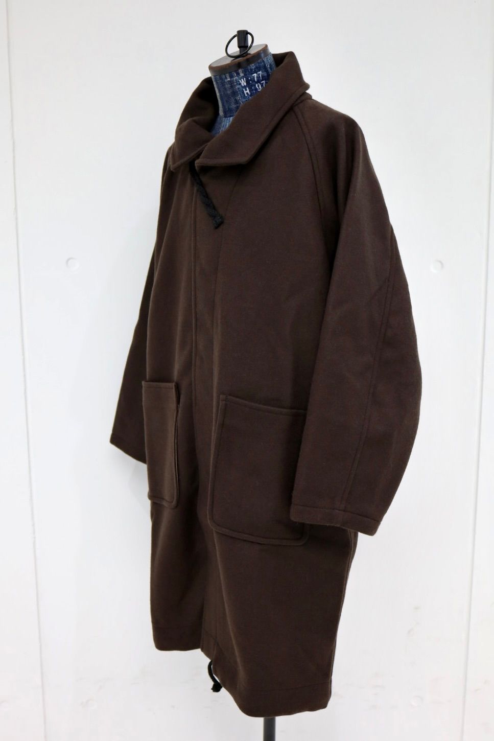 イズネス26AW  Duffle Smock Long Coat(26AW_35_28AWCOAT02)BROWN☆10月10日(土)発売！