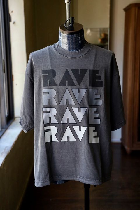 イズネスミュージック 25AW RAVE T-SHIRT (IMP6_05_RAVE5ST01) SUMI (CHARCOAL)
