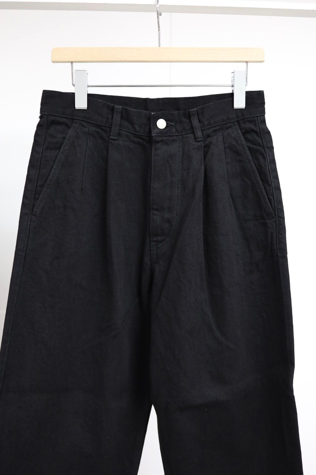 グラフペーパー Selvage Denim Two Tuck Tapered Pants(GU261-40060RB)BLACK_WASHED★1月24日(土)発売！