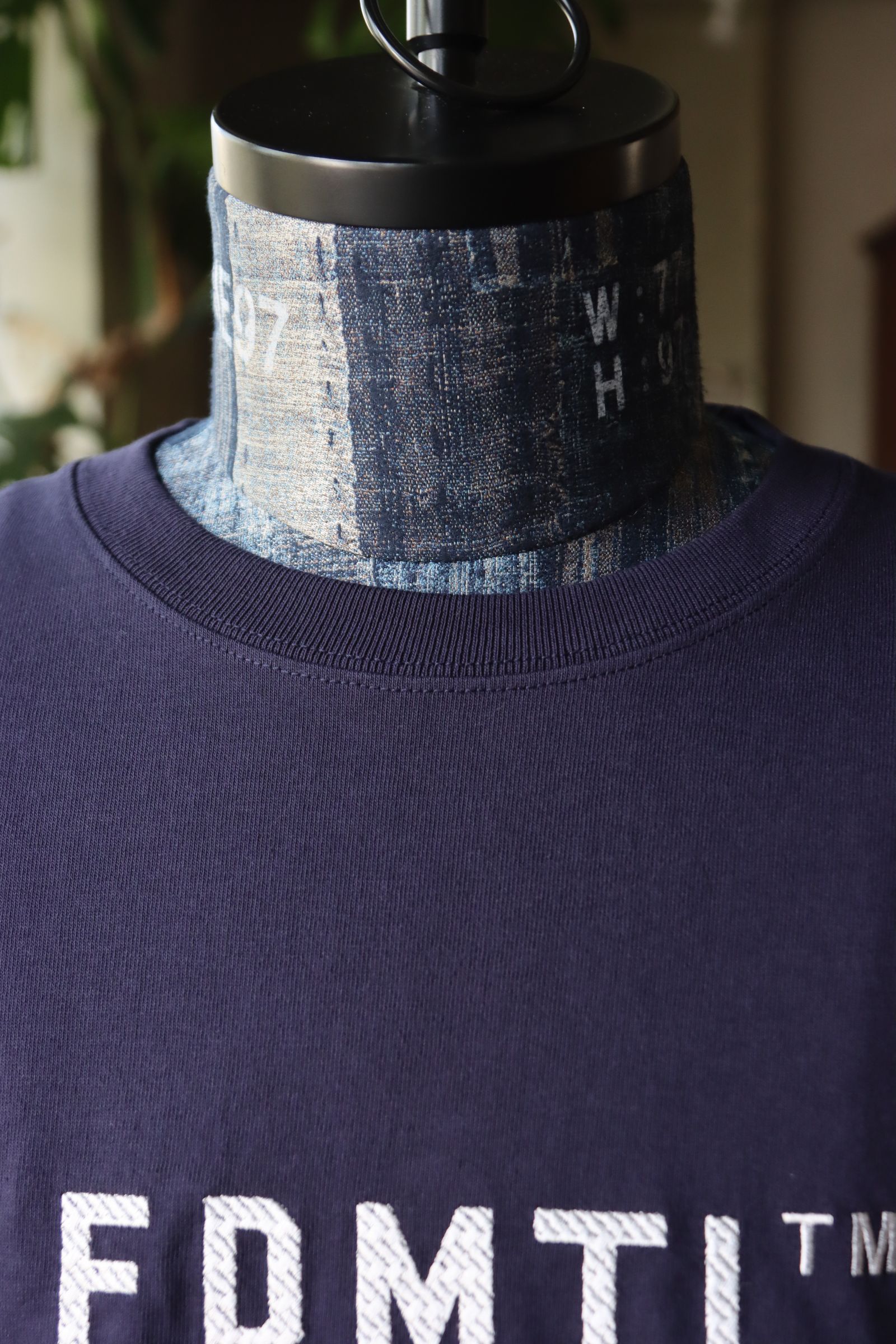 ファンダメンタル  刺繍ロゴTシャツ EMBROIDERY LOGO TEE (FA24TE15)NAVY