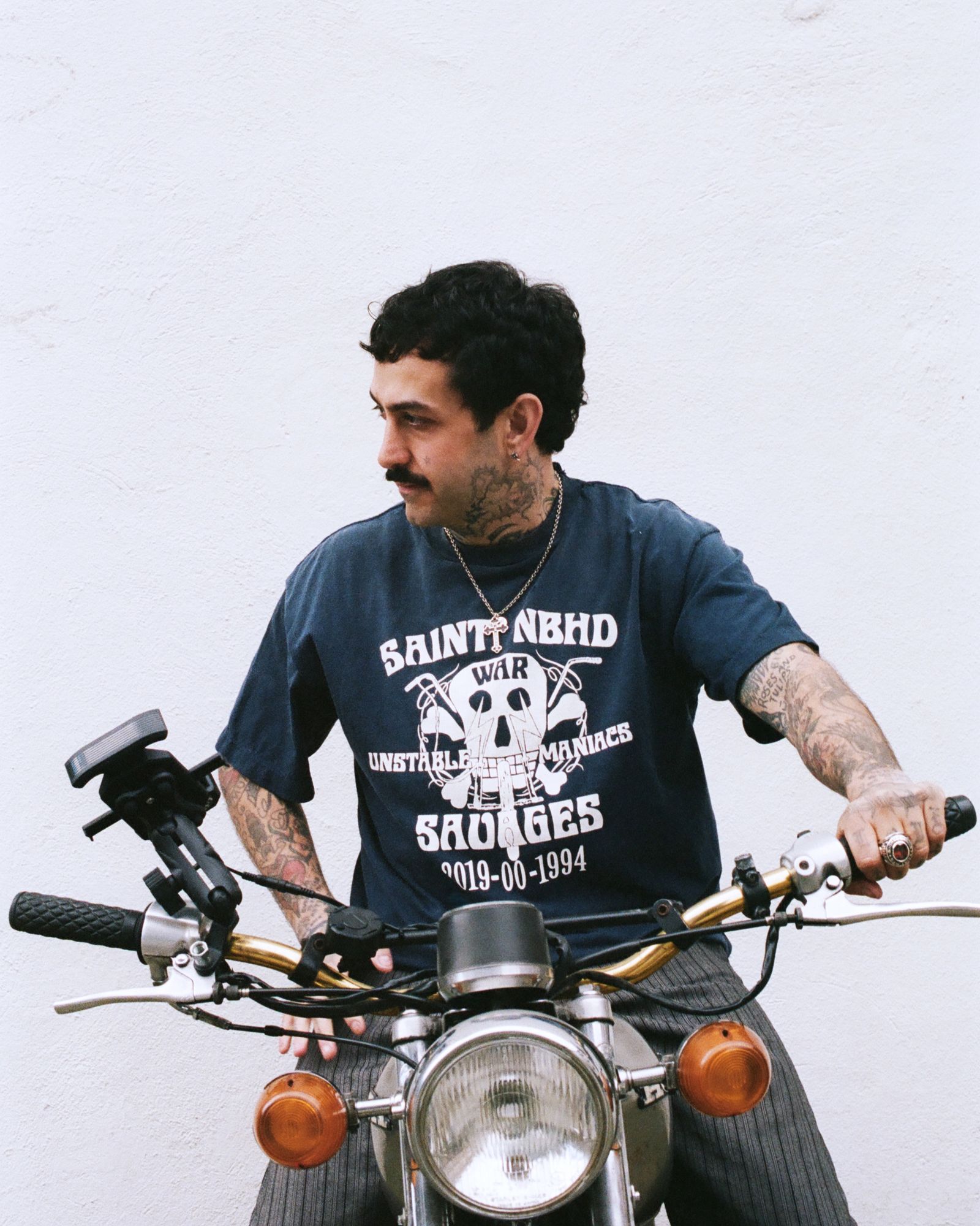 セントマイケル25SS STHD . SS TEE SAINT NBHD(SM-HR8-0000-C71)NAVY★5月3日(土)10:00発売