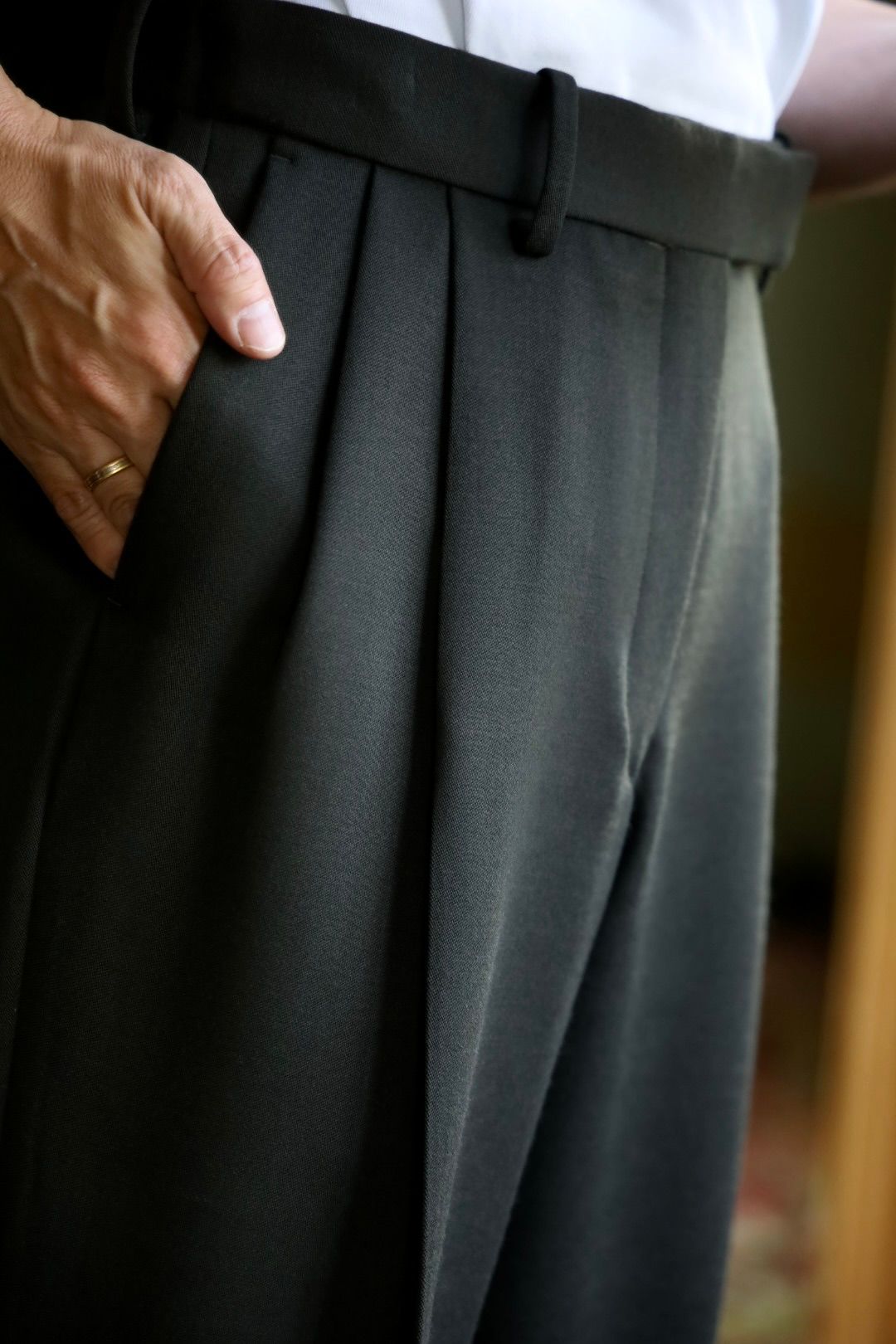 マーカウェア 26AW DOUBLE PLEATED SEMI EASY TROUSERS(A26C15PT01C )DARK OLIVE☆新作発売！