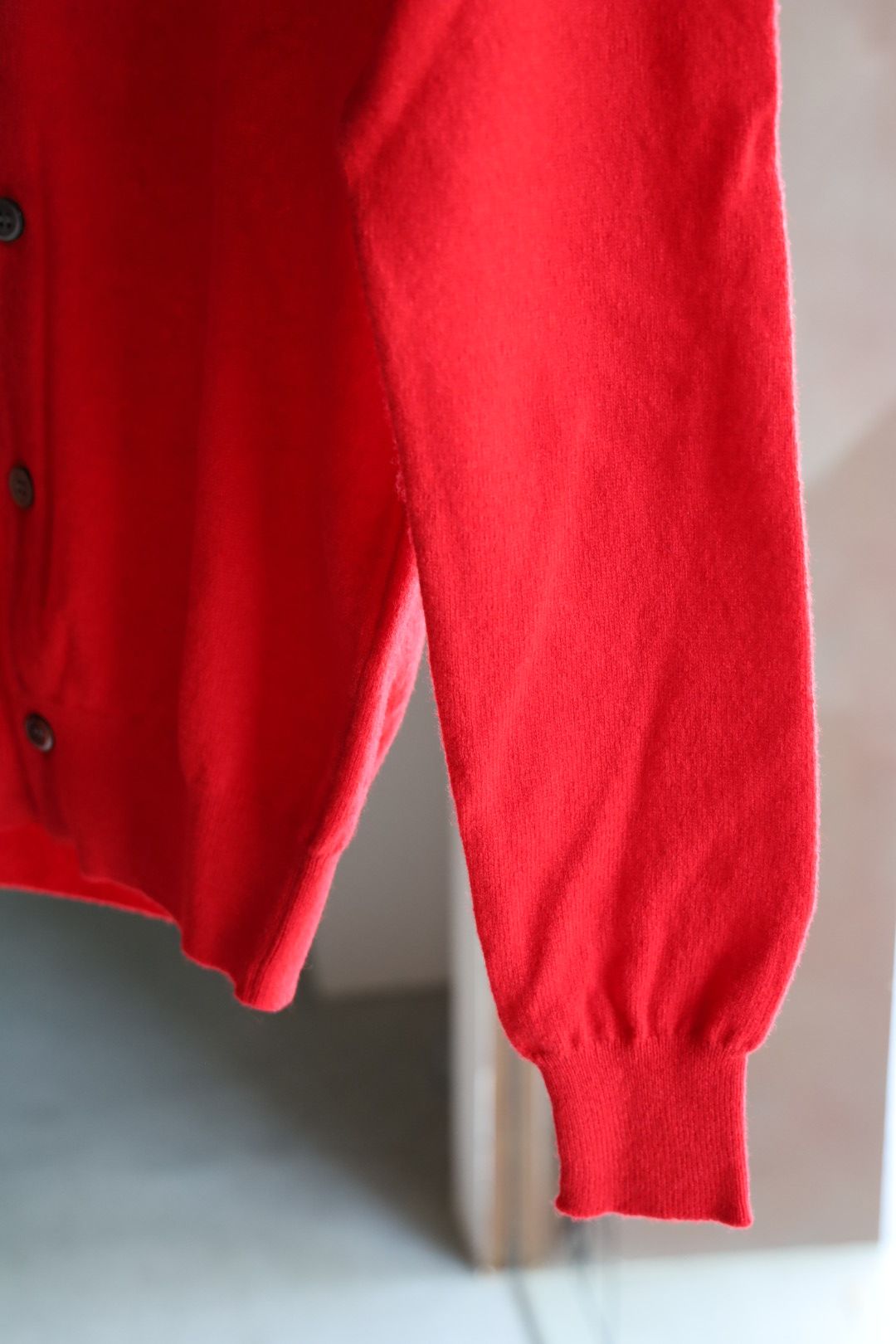 プレイコムデギャルソン ROUND NECK RHINESTONE CARDIGAN (RED/RED HEART)