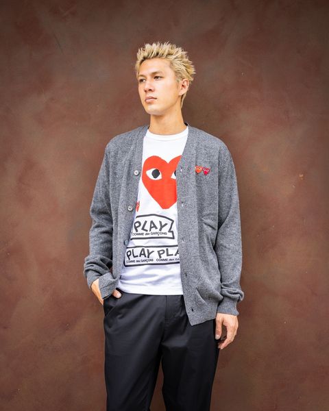 PLAY COMME des GARCONS V-NECK CARDIGAN DOUBLE BURGENDY EMBLEM MARKスタイル