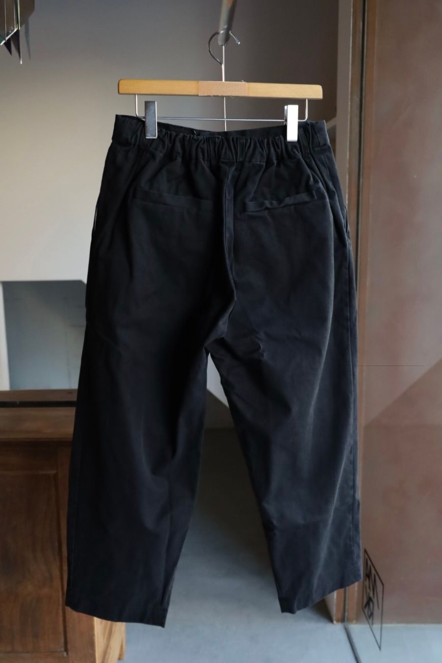 イズネス25AW TWILL TUCK TROUSERS(25AW_20_2020AWPT06-O)BLACK☆新作発売！