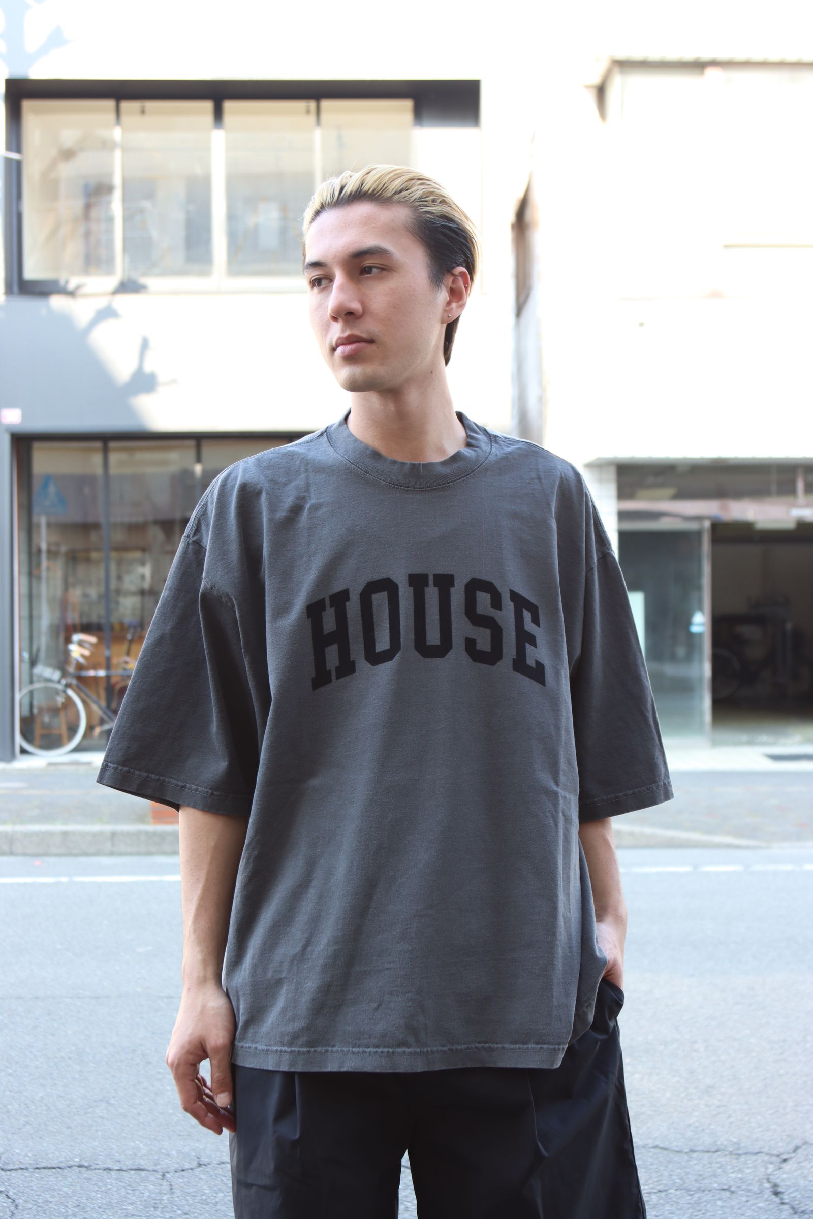 イズネスミュージック 25SS HOUSE FLOCKY PRINT T-SHIRT(IMP5_10_FLHOUSET01)SUMI(CHARCOAL)