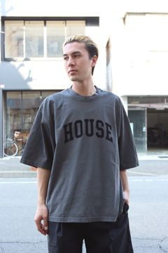イズネスミュージック 26SS HOUSE T-SHIRT FL(IMP7_24_FLHOUSET01)SUMI(CHARCOAL)☆新作発売！