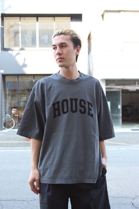 イズネスミュージック 26SS HOUSE T-SHIRT FL(IMP7_24_FLHOUSET01)SUMI(CHARCOAL)☆新作発売！
